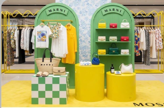 Luggage Store Display Cabinets: Sturdy, Spacious, and Showcase-Ready