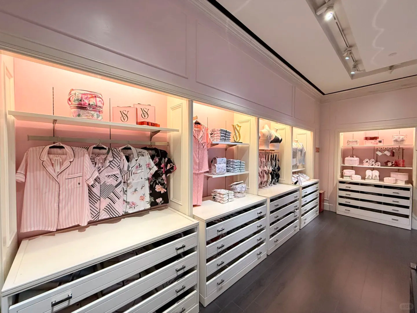 How Store Design Influences Customer Behavior