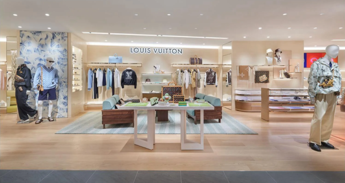 Clothing Display Cabinets: Turning Vertical Surfaces into Brand Statements