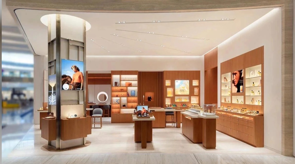 Wooden Display Props: Creating Warm and Inviting Retail Atmospheres