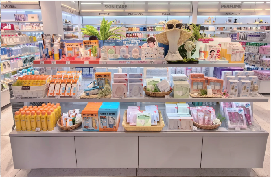 Maximize Your Sales Potential with Premium Retail Display Cabinets