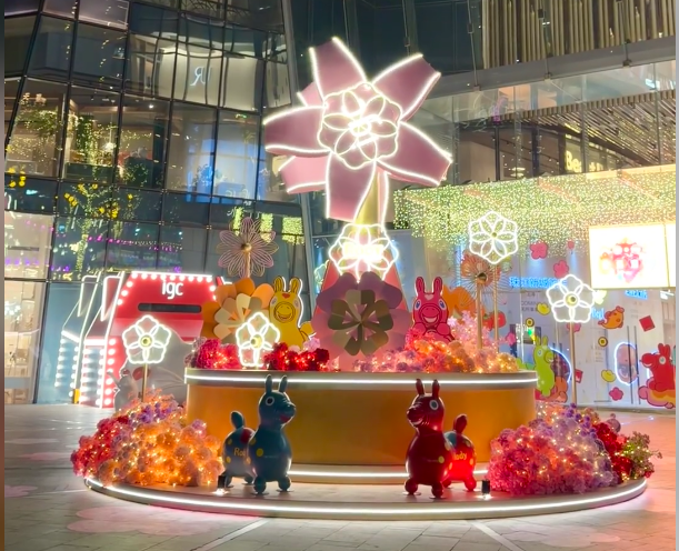 Mall Props: Creating Instagrammable Moments That Drive Foot Traffic